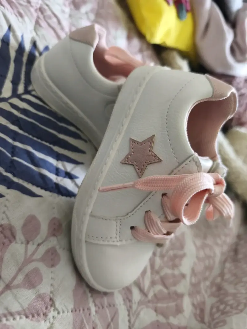 Zapatillas blancas de bebé con estrella rosa - 3