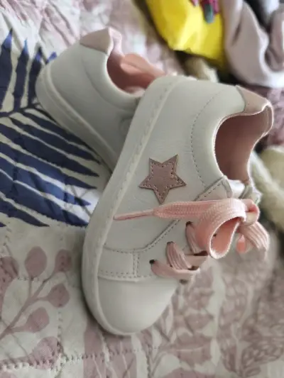 Zapatillas blancas de bebé con estrella rosa - miniatura 3