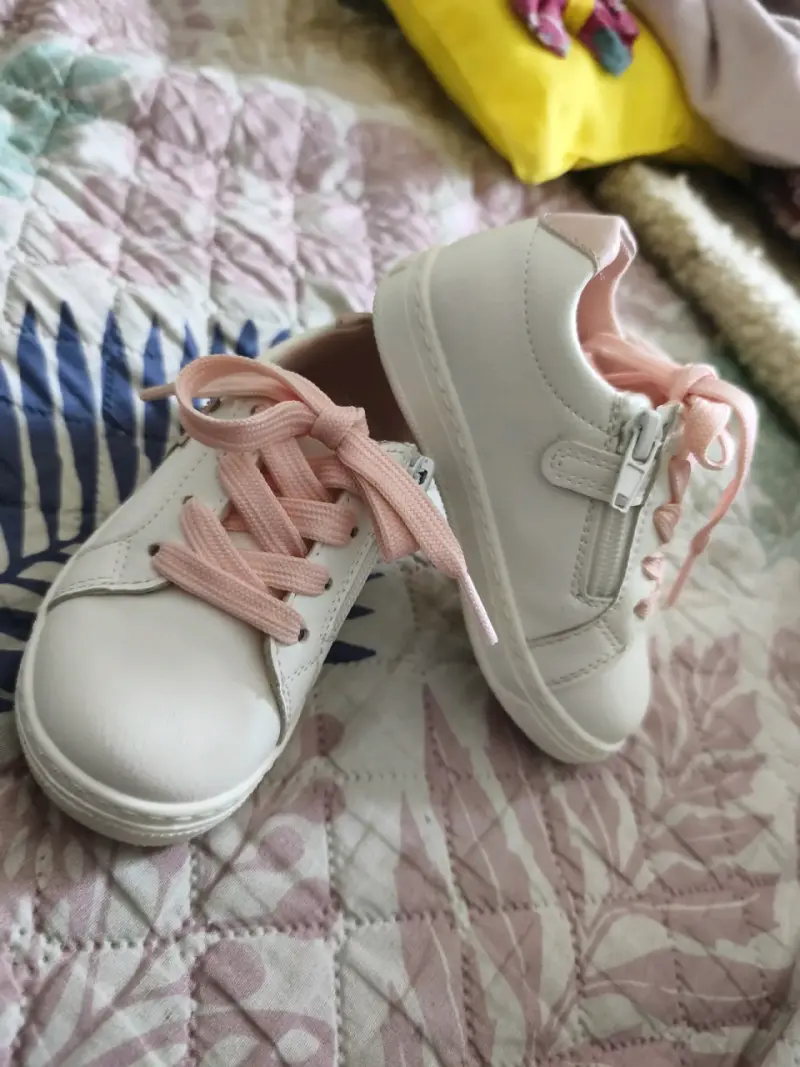 Zapatillas blancas de bebé con estrella rosa - 4