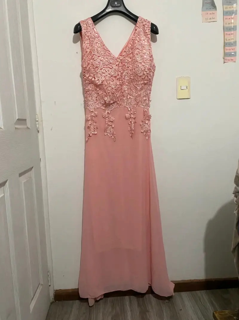 Vestido largo de encaje rosa elegante - 1