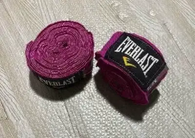 Set de Boxeo con Saco Okami y Guantes Everlast - miniatura 6