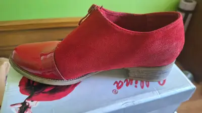 Zapatos de mujer rojos con tacón bajo - miniatura 1