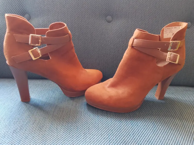 Botines de tacón alto color marrón con hebillas