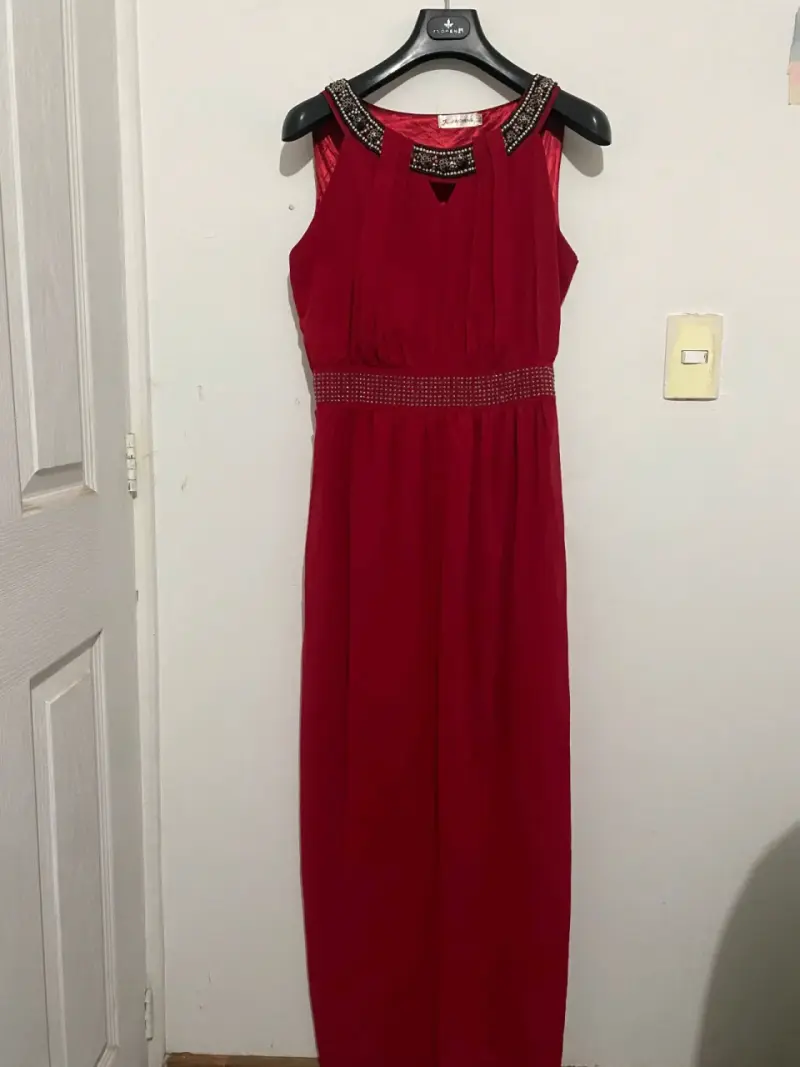 Vestido largo rojo con detalles brillantes - 2