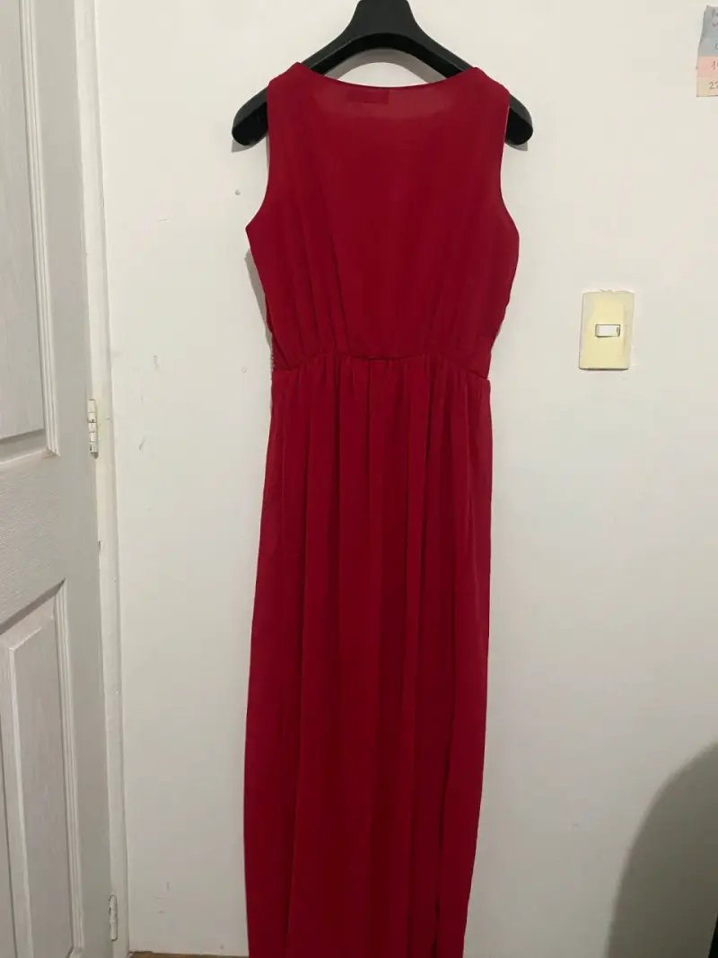 Vestido largo rojo con detalles brillantes - 3