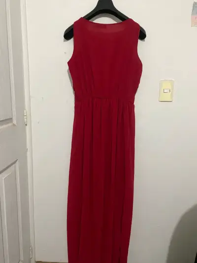 Vestido largo rojo con detalles brillantes - miniatura 3