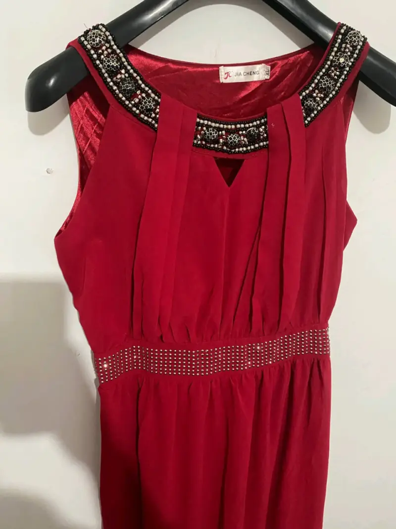 Vestido largo rojo con detalles brillantes - 4