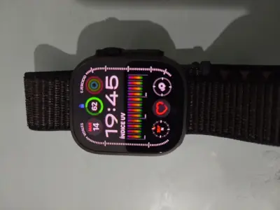 Smartwatch con correa negra y cargador - miniatura 1