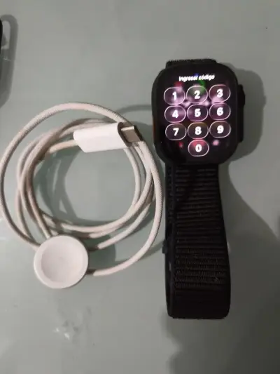 Smartwatch con correa negra y cargador - miniatura 2
