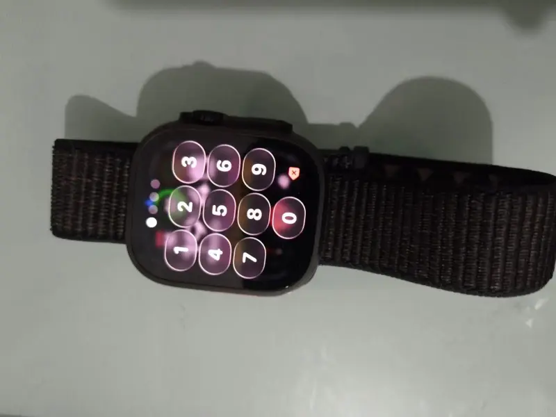 Smartwatch con correa negra y cargador - 3