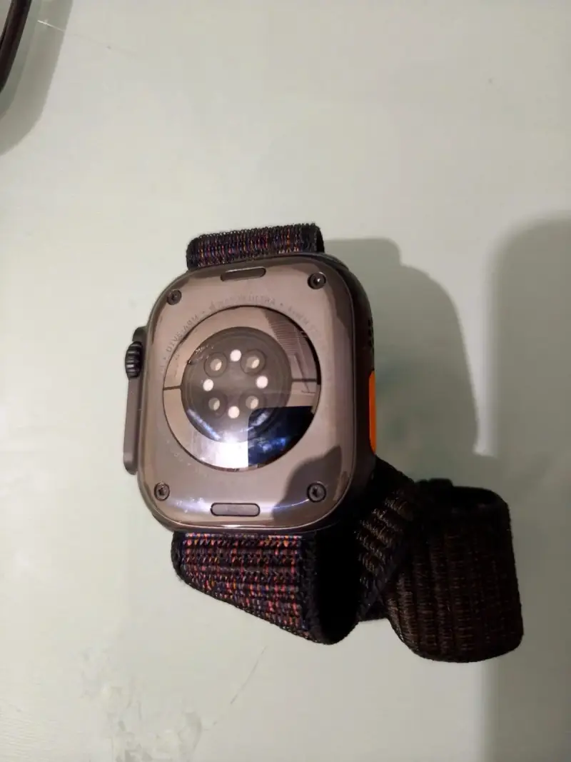 Smartwatch con correa negra y cargador - 4