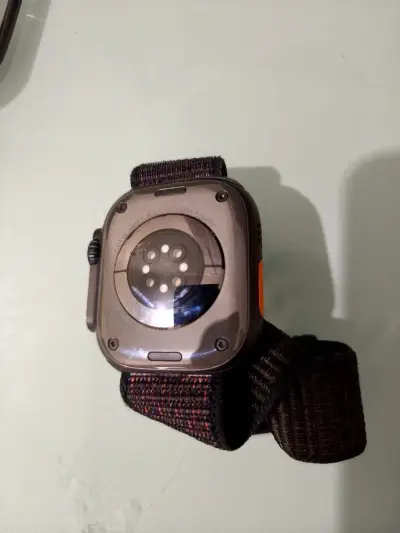 Smartwatch con correa negra y cargador - miniatura 4
