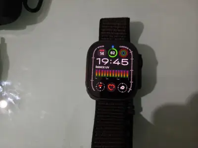 Smartwatch con correa negra y cargador - miniatura 5