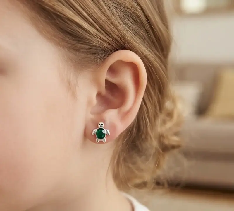 Aros de tortuga con piedra verde para niña