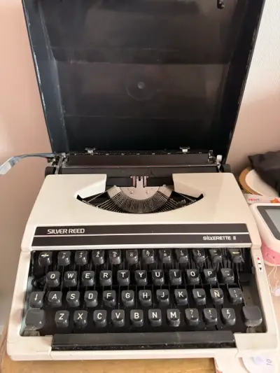 Máquina de escribir Silver Reed Silverette II en buen estado - miniatura 1