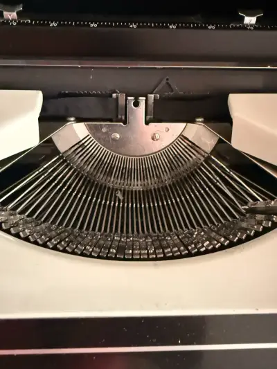 Máquina de escribir Silver Reed Silverette II en buen estado - miniatura 4