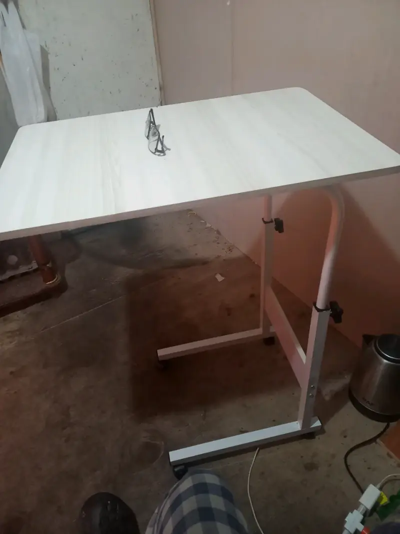 Mesa ajustable blanca con ruedas - 1