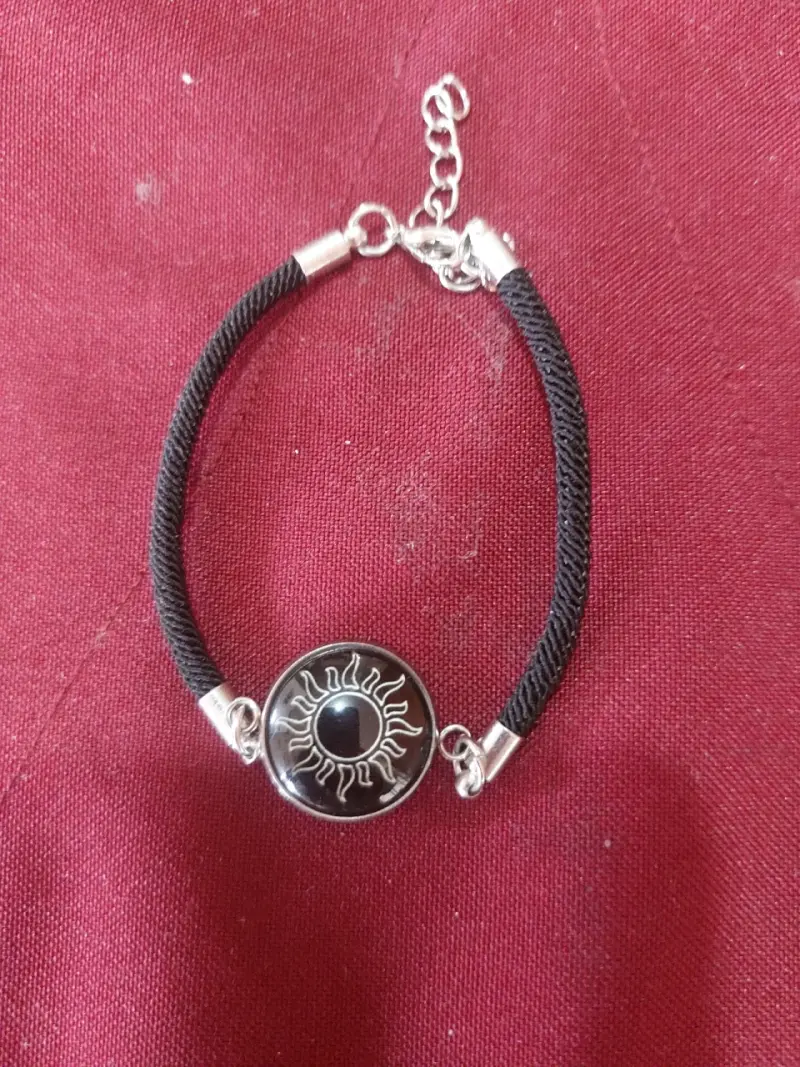 Pulsera de hilo negro con dije de sol
