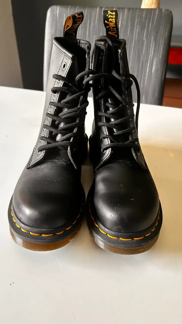 Botas negras de cuero estilo militar - 1