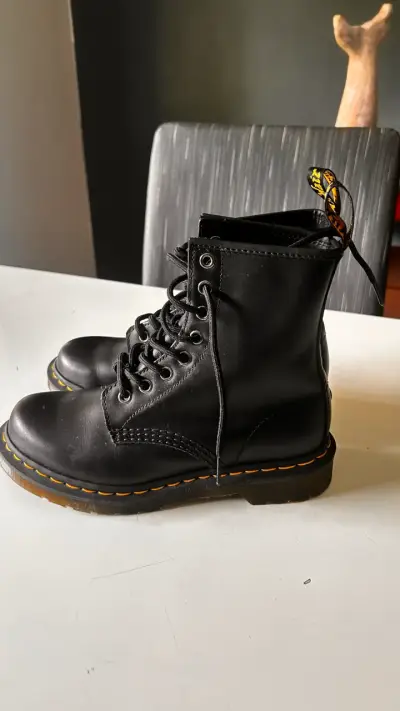 Botas negras de cuero estilo militar - miniatura 2