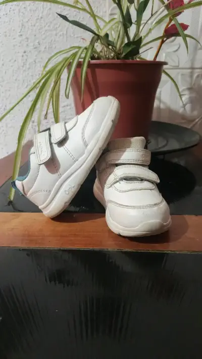Zapatillas blancas para bebé con velcro - miniatura 1