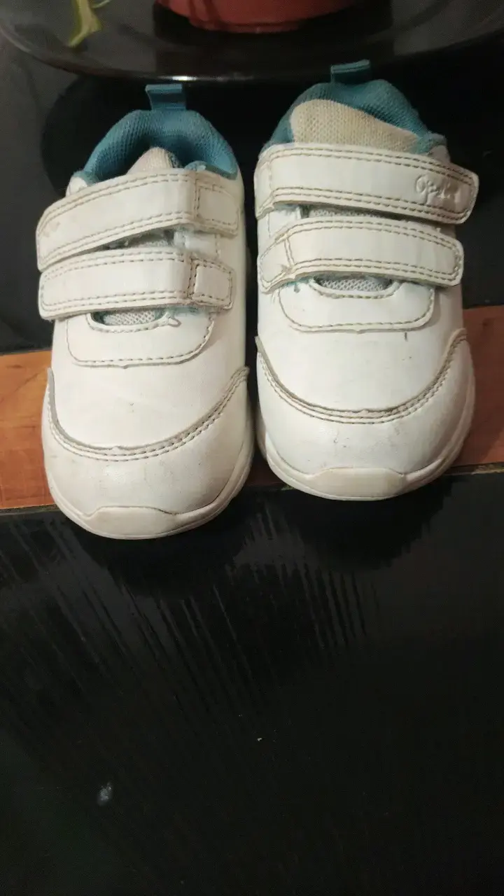 Zapatillas blancas para bebé con velcro - 2
