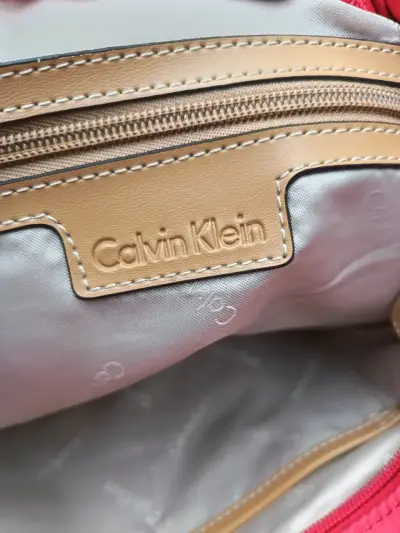 Bolso de hombro Calvin Klein color  coral - miniatura 4