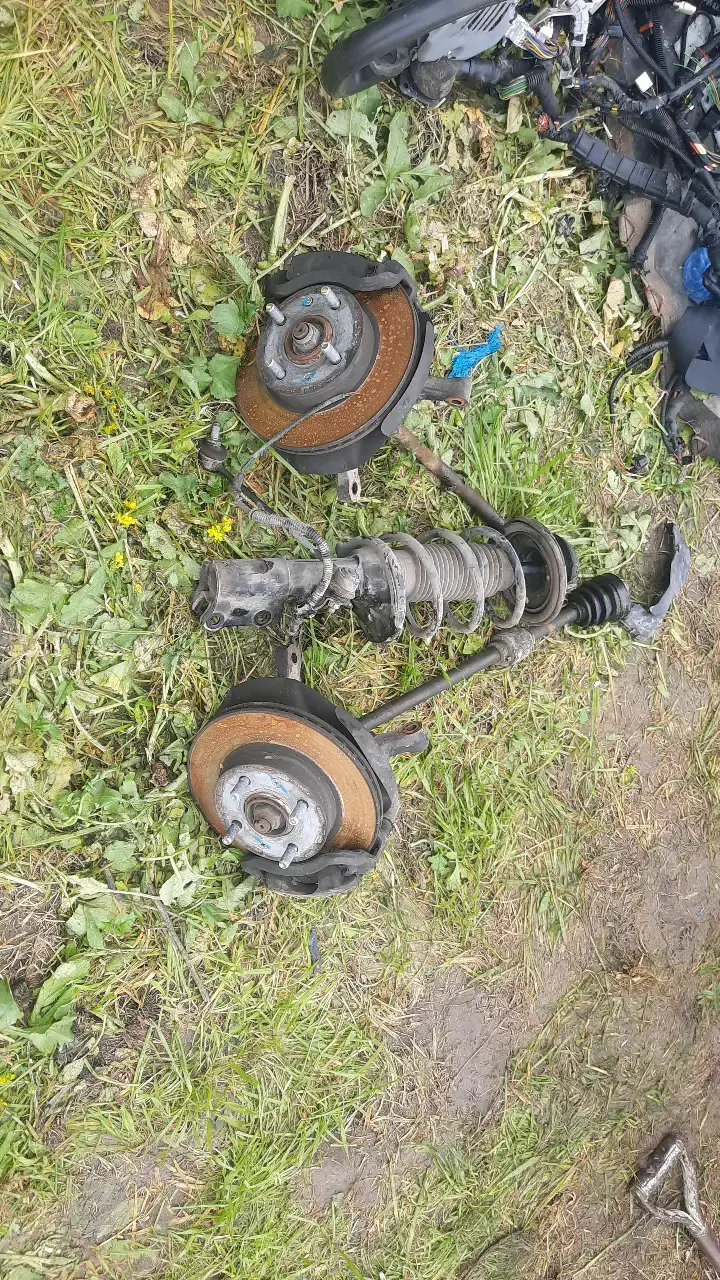 Suspensión delantera con discos de freno usados