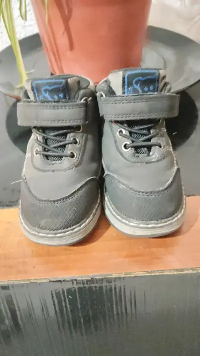 Botines para niños color gris con velcro - miniatura 2