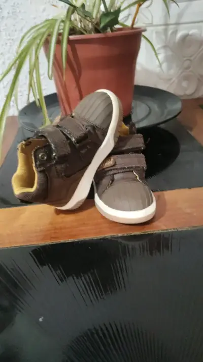 Zapatillas marrones para niños con velcro - miniatura 1