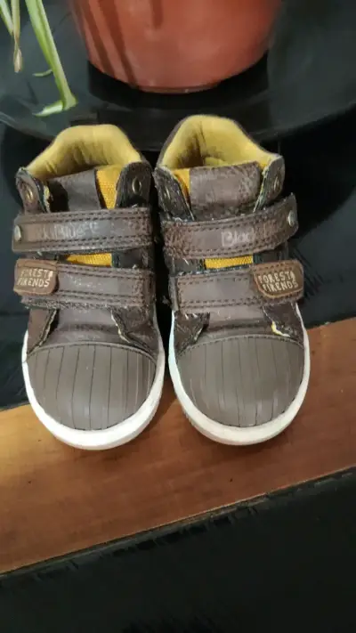 Zapatillas marrones para niños con velcro - miniatura 2