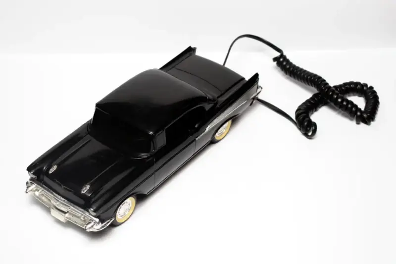 Teléfono vintage con diseño de auto clásico negro - 1