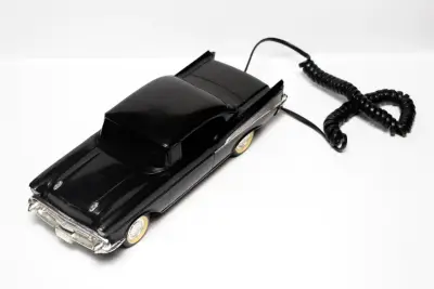 Teléfono vintage con diseño de auto clásico negro - miniatura 1