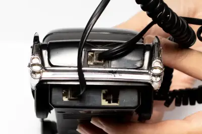 Teléfono vintage con diseño de auto clásico negro - miniatura 3