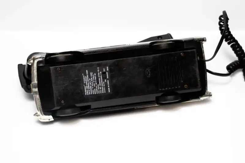 Teléfono vintage con diseño de auto clásico negro - 4