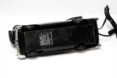 Teléfono vintage con diseño de auto clásico negro - miniatura 4