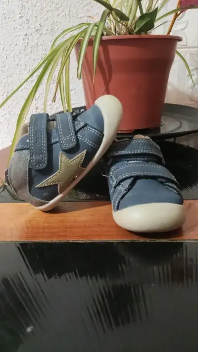 Zapatos de bebé azul con estrella - miniatura 1