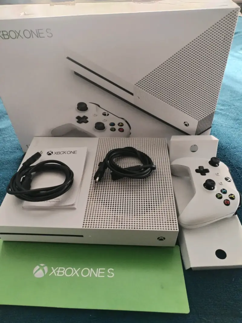 Consola Xbox One S 1TB sin control - 1