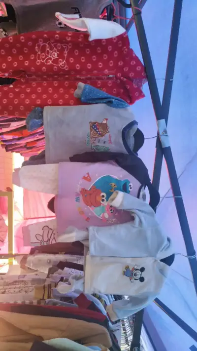 Conjunto de ropa infantil con personajes animados - miniatura 1