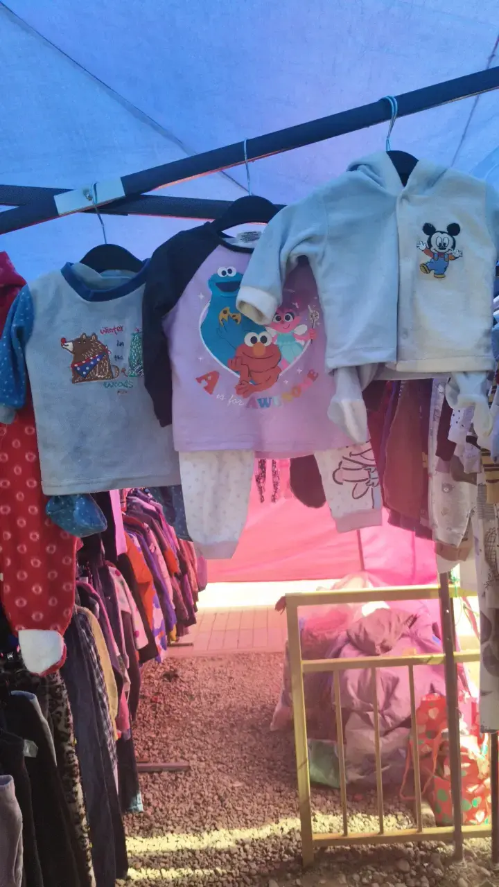 Conjunto de ropa infantil con personajes animados - 2