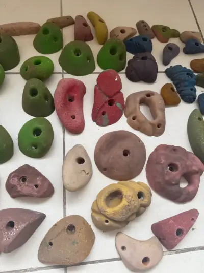 Set de presas de escalada de colores variados - miniatura 3