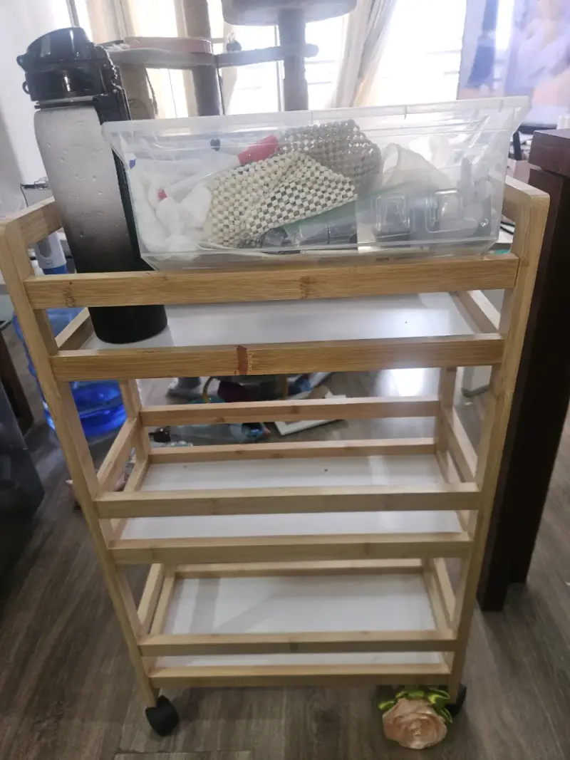 Carro de madera con ruedas para almacenamiento