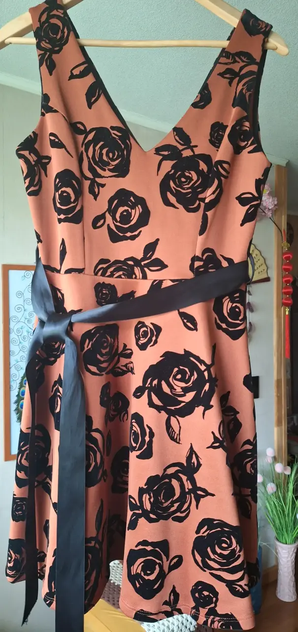 Vestido floral con lazo negro - 1