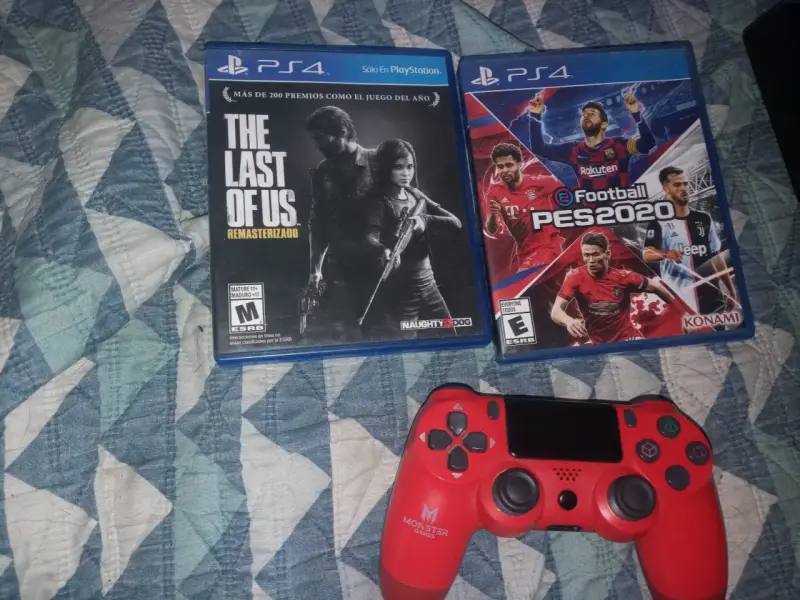 Consola PS4 con dos juegos y control rojo - 1