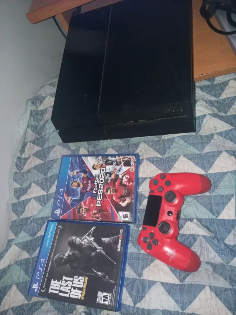 Consola PS4 con dos juegos y control rojo - 2