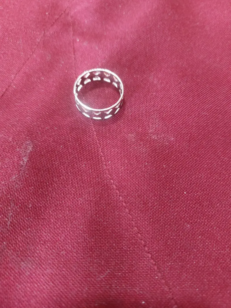 Anillo de plata con diseño calado