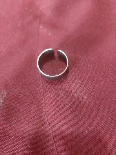 Anillo de plata con diseño calado - miniatura 2
