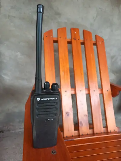 Radio portátil Motorola DEP 450 en buen estado - miniatura 1