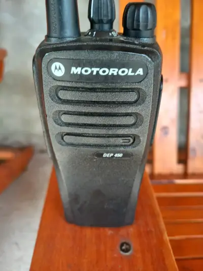 Radio portátil Motorola DEP 450 en buen estado - miniatura 2