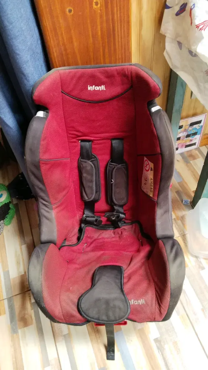 Silla de auto para bebé Infanti roja y negra - 1